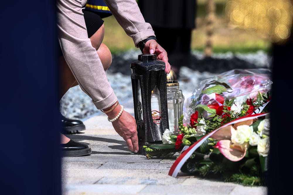 Uroczyste odsłonięcie pomnika upamiętniającego ofiary niemieckiego obozu koncentracyjnego w Chojnie – 30 kwietnia 2026. Fot. Sławek Kasper (IPN)