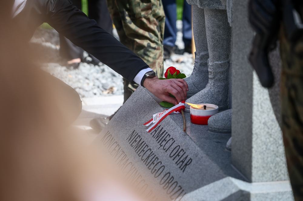 Uroczyste odsłonięcie pomnika upamiętniającego ofiary niemieckiego obozu koncentracyjnego w Chojnie – 30 kwietnia 2026. Fot. Sławek Kasper (IPN)