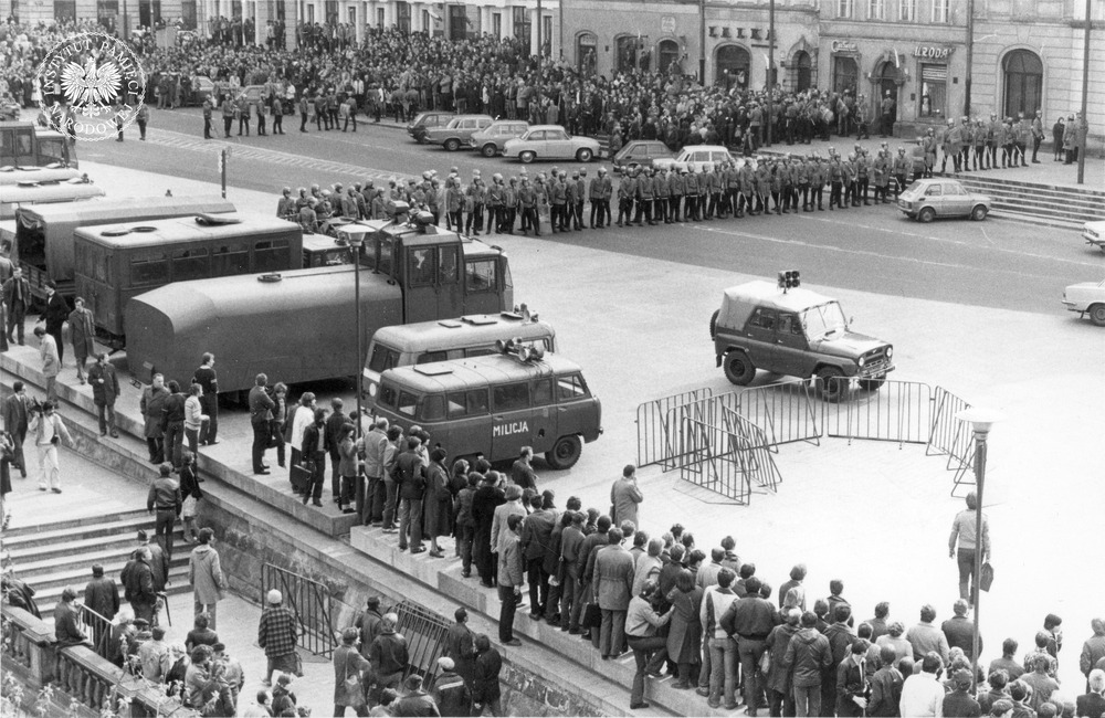 Demonstracja NSZZ „Solidarność” w trakcie obchodów rocznicy uchwalenia Konstytucji 3 maja w Warszawie. Fotografia z punktu obserwacyjnego, widok na plac Zamkowy. Warszawa, 3 maja 1982 r. (fot. z zasobu IPN)