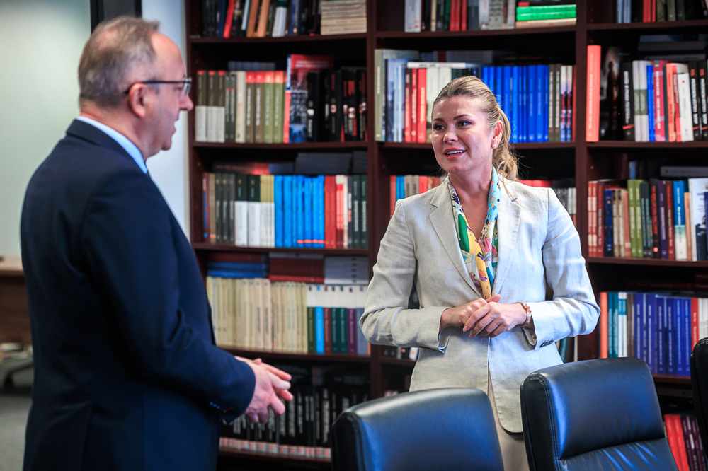 Wizyta ambasador Mołdawii w IPN. Na zdj. zastępca prezesa IPN dr hab. Karol Polejowski i ambasador Mołdawii Violeta Agrici – Warszawa, 4 maja 2026. Fot. Sławek Kasper (IPN)