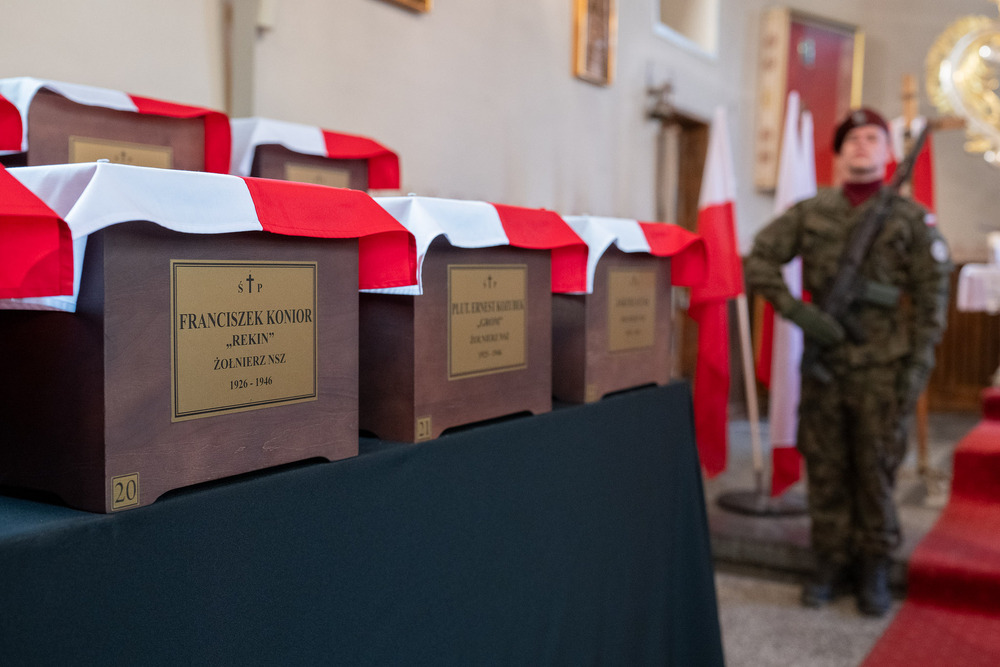 Ceremonia pogrzebowa szczątków żołnierzy NSZ zgrupowania kpt. Henryka Flamego „Bartka” i otwarcie Cmentarza Wojennego – Kamesznica, 7 maja 2026. Fot. Krzysztof Łojko (IPN)