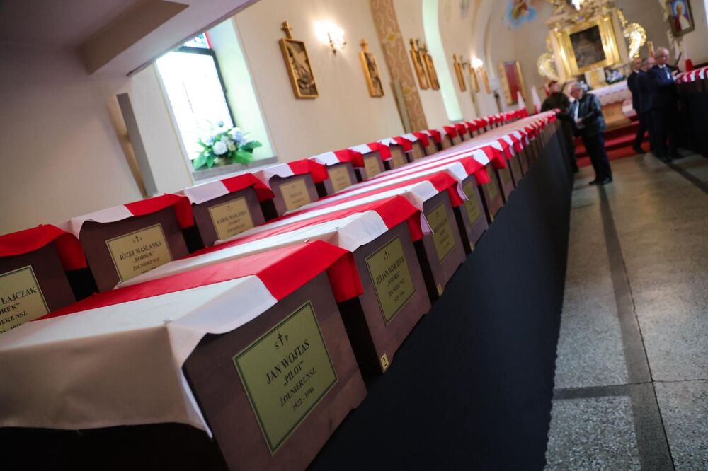 Ceremonia pogrzebowa szczątków żołnierzy NSZ zgrupowania kpt. Henryka Flamego „Bartka” i otwarcie Cmentarza Wojennego – Kamesznica, 7 maja 2026. Fot. Dariusz Skrzyniarz (IPN)