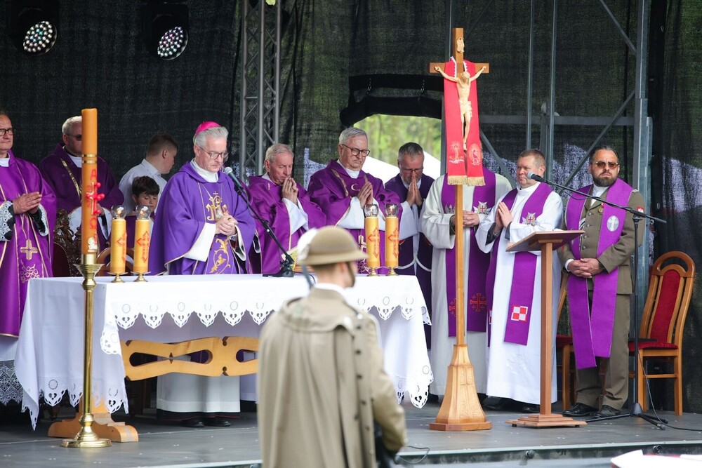 Ceremonia pogrzebowa szczątków żołnierzy NSZ zgrupowania kpt. Henryka Flamego „Bartka” i otwarcie Cmentarza Wojennego – Kamesznica, 7 maja 2026. Fot. Dariusz Skrzyniarz (IPN)