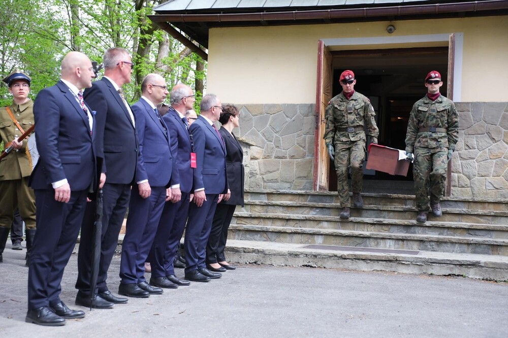Ceremonia pogrzebowa szczątków żołnierzy NSZ zgrupowania kpt. Henryka Flamego „Bartka” i otwarcie Cmentarza Wojennego – Kamesznica, 7 maja 2026. Fot. Dariusz Skrzyniarz (IPN)