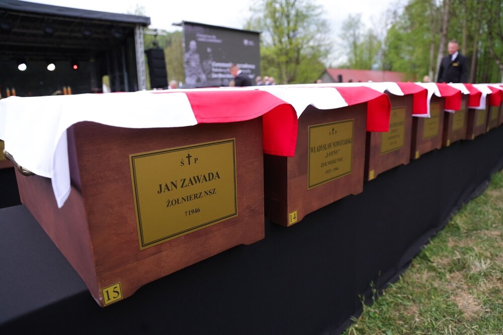 Ceremonia pogrzebowa szczątków żołnierzy NSZ zgrupowania kpt. Henryka Flamego „Bartka” i otwarcie Cmentarza Wojennego – Kamesznica, 7 maja 2026. Fot. Dariusz Skrzyniarz (IPN)