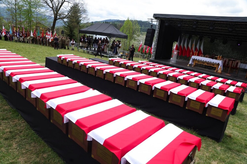 Ceremonia pogrzebowa szczątków żołnierzy NSZ zgrupowania kpt. Henryka Flamego „Bartka” i otwarcie Cmentarza Wojennego – Kamesznica, 7 maja 2026. Fot. Dariusz Skrzyniarz (IPN)