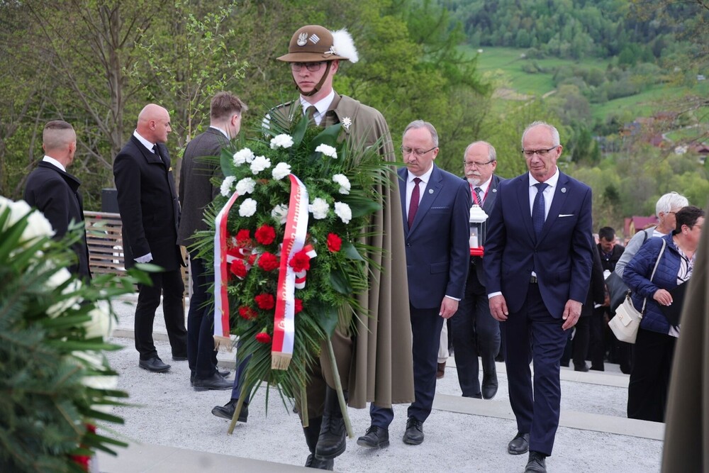 Ceremonia pogrzebowa szczątków żołnierzy NSZ zgrupowania kpt. Henryka Flamego „Bartka” i otwarcie Cmentarza Wojennego – Kamesznica, 7 maja 2026. Fot. Dariusz Skrzyniarz (IPN)