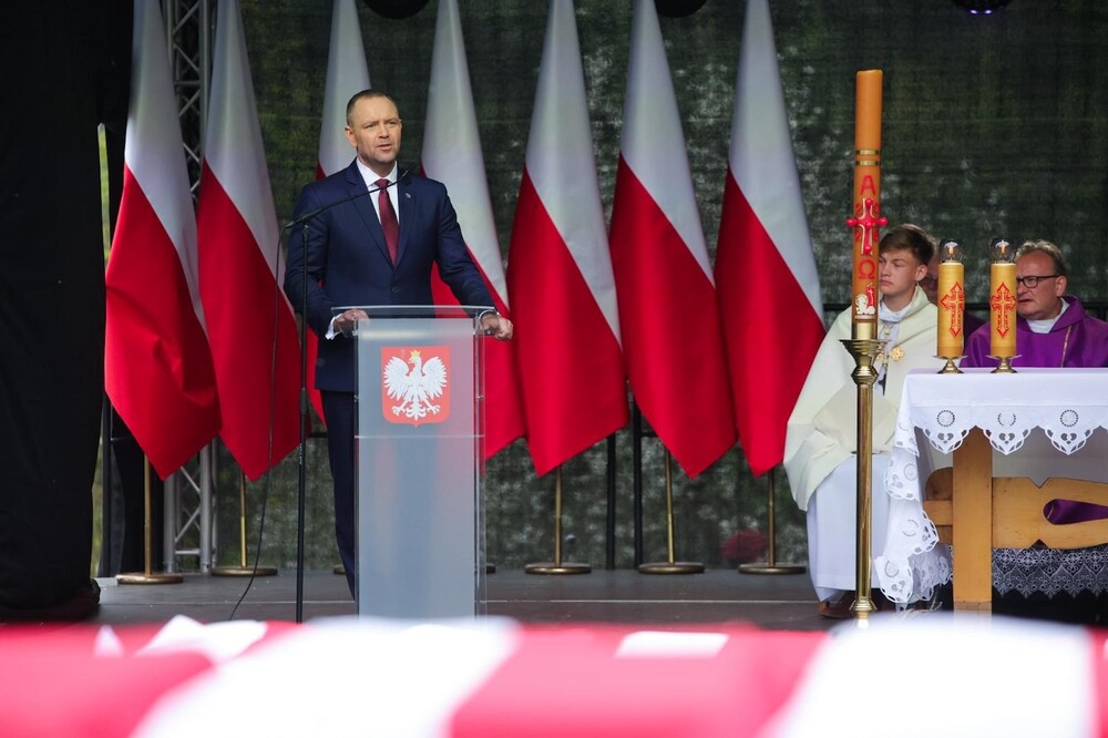 Ceremonia pogrzebowa szczątków żołnierzy NSZ zgrupowania kpt. Henryka Flamego „Bartka” i otwarcie Cmentarza Wojennego – Kamesznica, 7 maja 2026. Na zdj. Prezydent RP Karol Nawrocki. Fot. Dariusz Skrzyniarz (IPN)