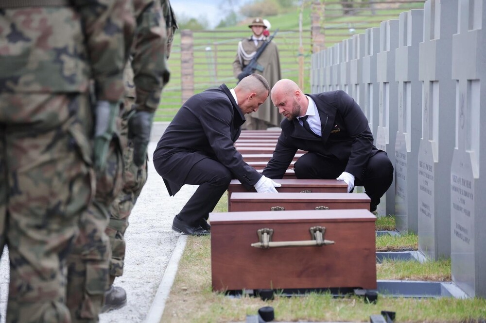 Ceremonia pogrzebowa szczątków żołnierzy NSZ zgrupowania kpt. Henryka Flamego „Bartka” i otwarcie Cmentarza Wojennego – Kamesznica, 7 maja 2026. Fot. Dariusz Skrzyniarz (IPN)