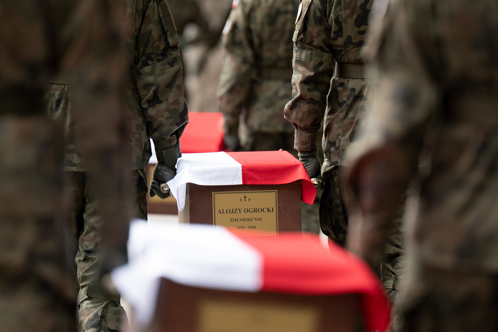 Ceremonia pogrzebowa szczątków żołnierzy NSZ zgrupowania kpt. Henryka Flamego „Bartka” i otwarcie Cmentarza Wojennego – Kamesznica, 7 maja 2026. Fot. Krzysztof Łojko (IPN)
