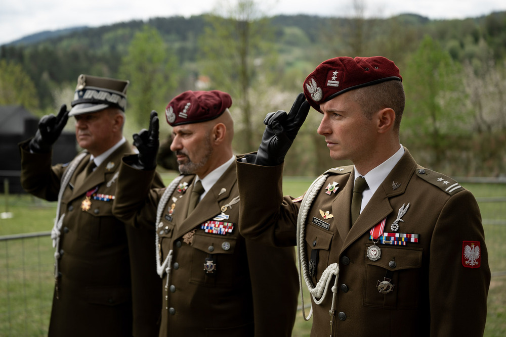 Ceremonia pogrzebowa szczątków żołnierzy NSZ zgrupowania kpt. Henryka Flamego „Bartka” i otwarcie Cmentarza Wojennego – Kamesznica, 7 maja 2026. Fot. Krzysztof Łojko (IPN)