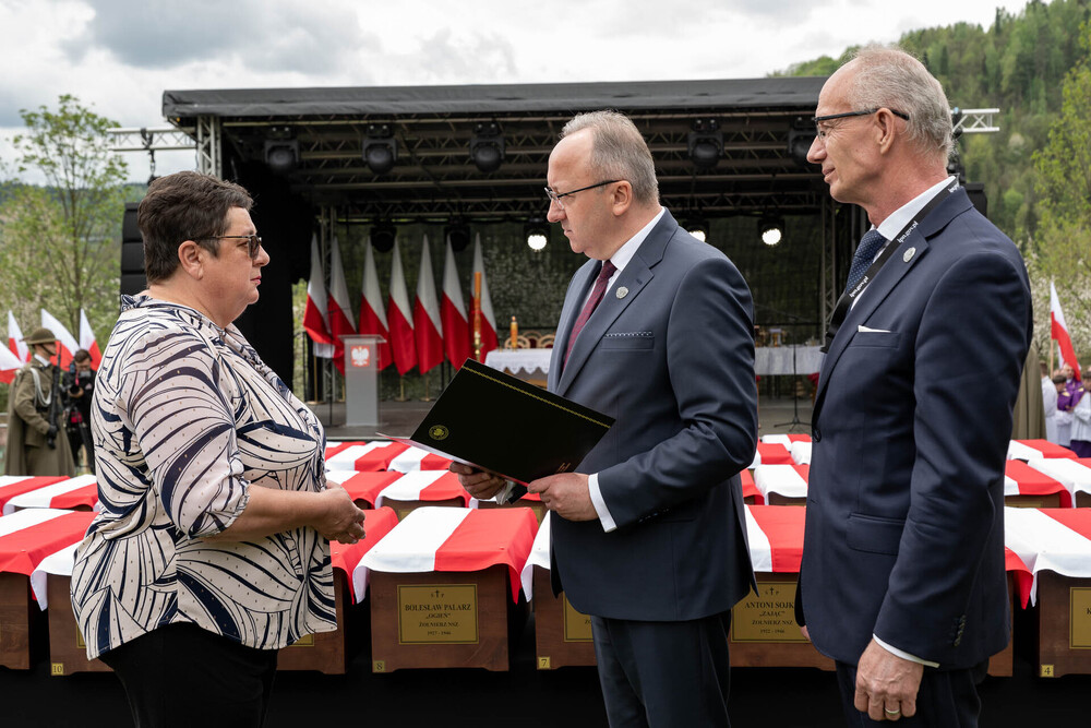 Ceremonia pogrzebowa szczątków żołnierzy NSZ zgrupowania kpt. Henryka Flamego „Bartka” i otwarcie Cmentarza Wojennego – Kamesznica, 7 maja 2026. Fot. Krzysztof Łojko (IPN)