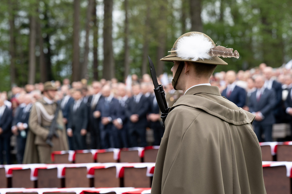 Ceremonia pogrzebowa szczątków żołnierzy NSZ zgrupowania kpt. Henryka Flamego „Bartka” i otwarcie Cmentarza Wojennego – Kamesznica, 7 maja 2026. Fot. Krzysztof Łojko (IPN)