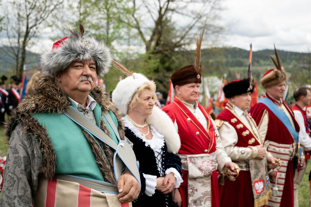 Ceremonia pogrzebowa szczątków żołnierzy NSZ zgrupowania kpt. Henryka Flamego „Bartka” i otwarcie Cmentarza Wojennego – Kamesznica, 7 maja 2026. Fot. Krzysztof Łojko (IPN)