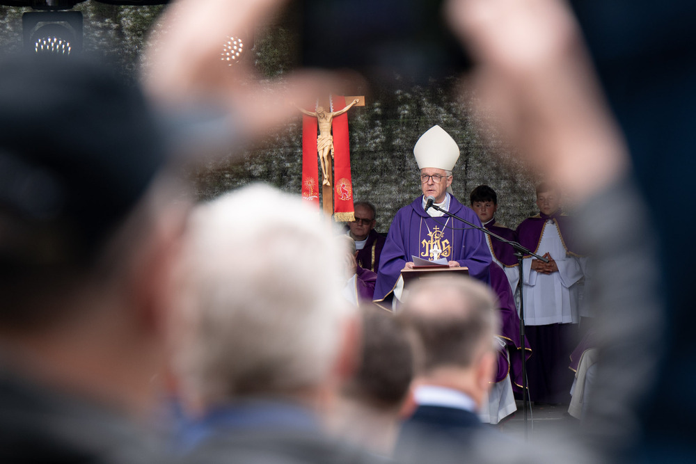 Ceremonia pogrzebowa szczątków żołnierzy NSZ zgrupowania kpt. Henryka Flamego „Bartka” i otwarcie Cmentarza Wojennego – Kamesznica, 7 maja 2026. Fot. Krzysztof Łojko (IPN)