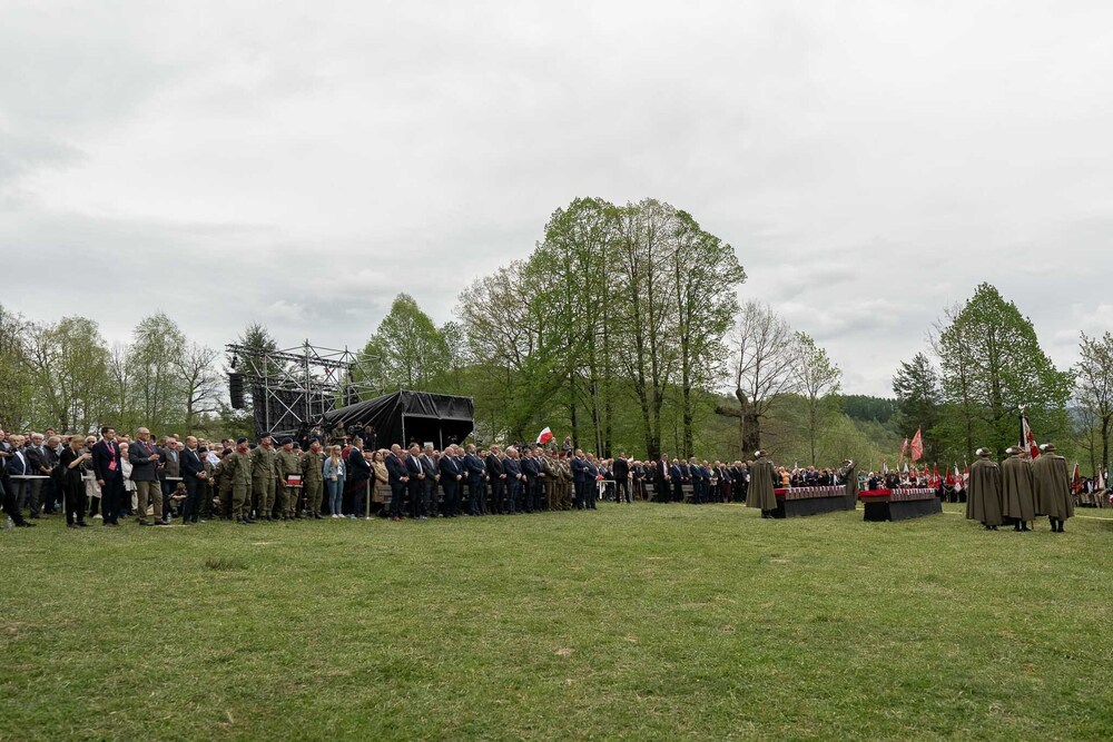 Ceremonia pogrzebowa szczątków żołnierzy NSZ zgrupowania kpt. Henryka Flamego „Bartka” i otwarcie Cmentarza Wojennego – Kamesznica, 7 maja 2026. Fot. Krzysztof Łojko (IPN)