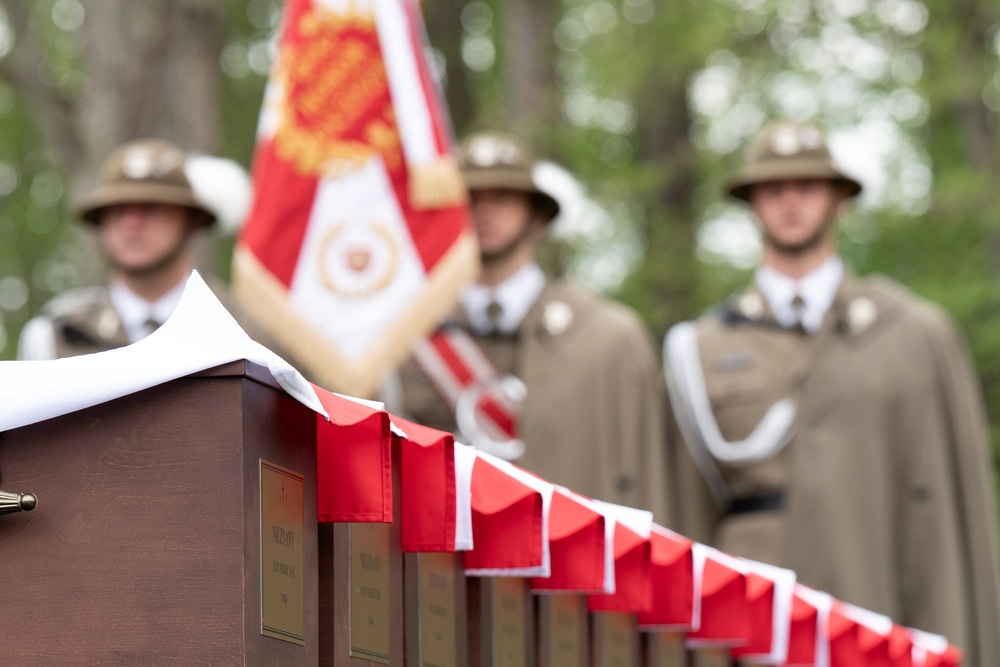 Ceremonia pogrzebowa szczątków żołnierzy NSZ zgrupowania kpt. Henryka Flamego „Bartka” i otwarcie Cmentarza Wojennego – Kamesznica, 7 maja 2026. Fot. Krzysztof Łojko (IPN)