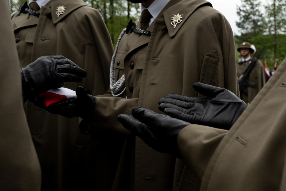 Ceremonia pogrzebowa szczątków żołnierzy NSZ zgrupowania kpt. Henryka Flamego „Bartka” i otwarcie Cmentarza Wojennego – Kamesznica, 7 maja 2026. Fot. Krzysztof Łojko (IPN)