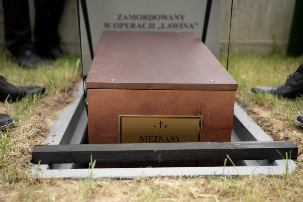 Ceremonia pogrzebowa szczątków żołnierzy NSZ zgrupowania kpt. Henryka Flamego „Bartka” i otwarcie Cmentarza Wojennego – Kamesznica, 7 maja 2026. Fot. Krzysztof Łojko (IPN)