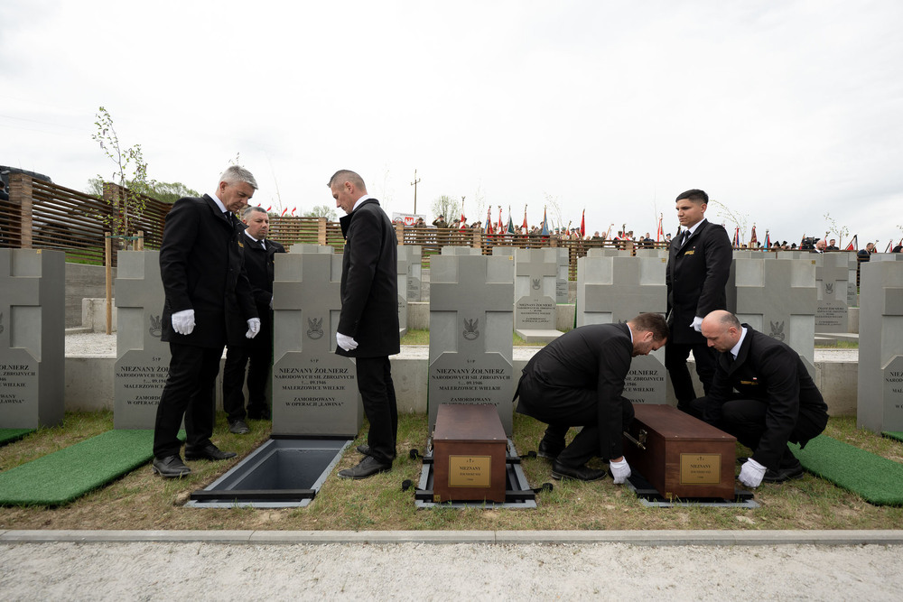 Ceremonia pogrzebowa szczątków żołnierzy NSZ zgrupowania kpt. Henryka Flamego „Bartka” i otwarcie Cmentarza Wojennego – Kamesznica, 7 maja 2026. Fot. Krzysztof Łojko (IPN)