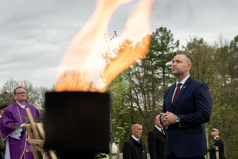 Ceremonia pogrzebowa szczątków żołnierzy NSZ zgrupowania kpt. Henryka Flamego „Bartka” i otwarcie Cmentarza Wojennego – Kamesznica, 7 maja 2026. Fot. Krzysztof Łojko (IPN)