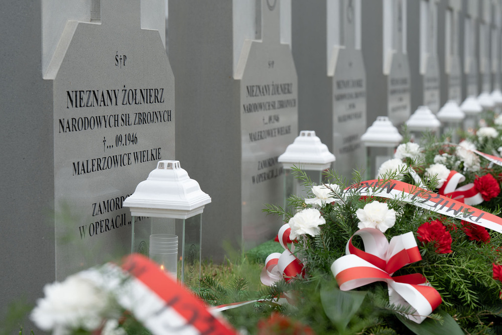 Ceremonia pogrzebowa szczątków żołnierzy NSZ zgrupowania kpt. Henryka Flamego „Bartka” i otwarcie Cmentarza Wojennego – Kamesznica, 7 maja 2026. Fot. Krzysztof Łojko (IPN)