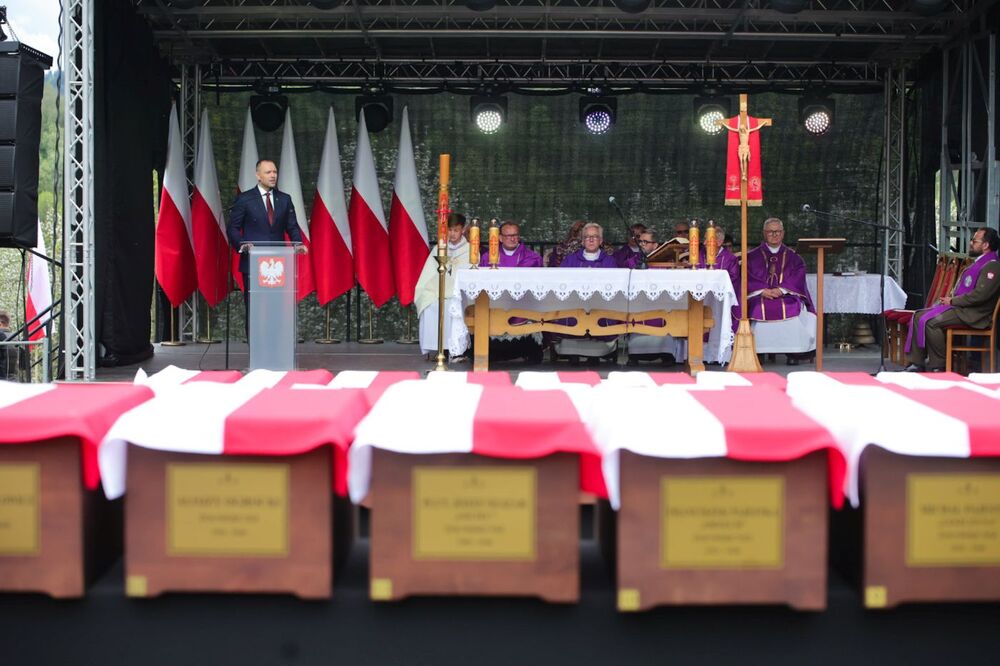 Ceremonia pogrzebowa szczątków żołnierzy NSZ zgrupowania kpt. Henryka Flamego „Bartka” i otwarcie Cmentarza Wojennego – Kamesznica, 7 maja 2026. Fot. Dariusz Skrzyniarz (IPN)
