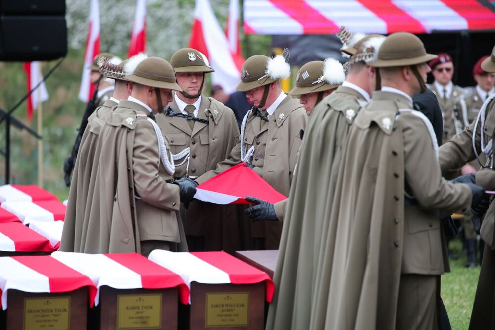 Ceremonia pogrzebowa szczątków żołnierzy NSZ zgrupowania kpt. Henryka Flamego „Bartka” i otwarcie Cmentarza Wojennego – Kamesznica, 7 maja 2026. Fot. Dariusz Skrzyniarz (IPN)