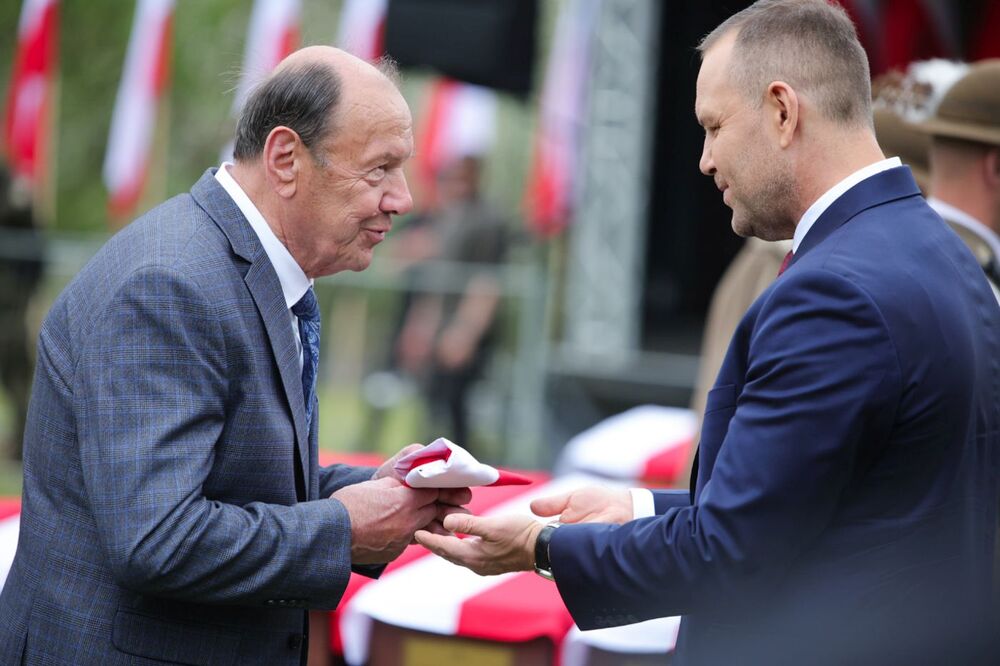 Ceremonia pogrzebowa szczątków żołnierzy NSZ zgrupowania kpt. Henryka Flamego „Bartka” i otwarcie Cmentarza Wojennego – Kamesznica, 7 maja 2026. Fot. Dariusz Skrzyniarz (IPN)