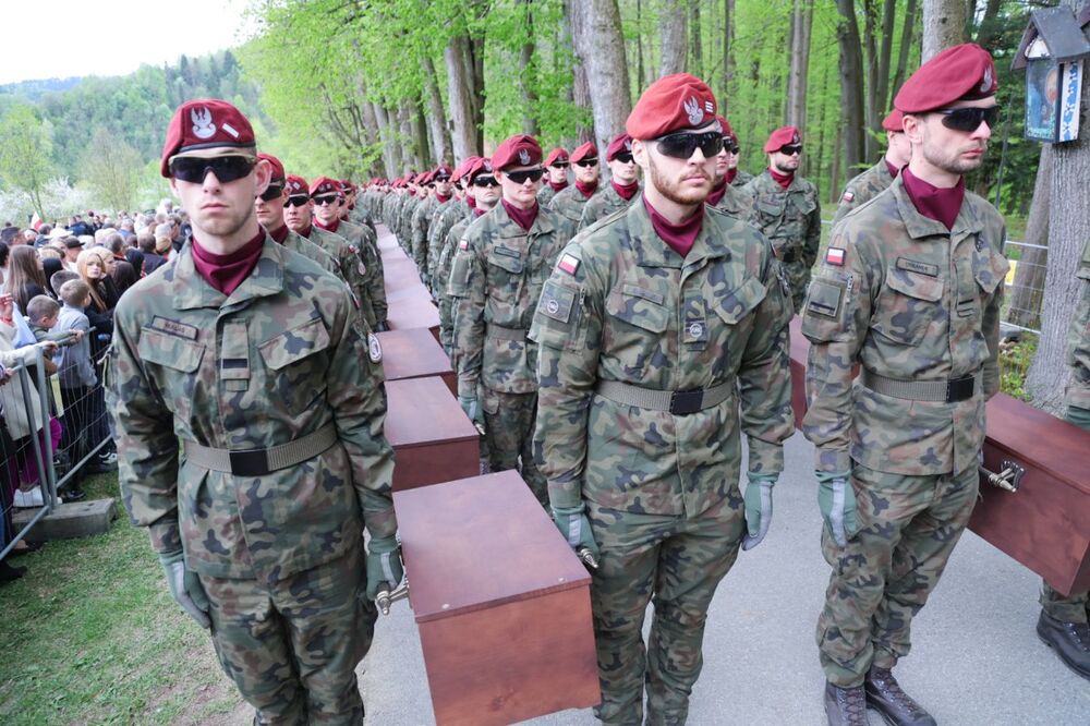 Ceremonia pogrzebowa szczątków żołnierzy NSZ zgrupowania kpt. Henryka Flamego „Bartka” i otwarcie Cmentarza Wojennego – Kamesznica, 7 maja 2026. Fot. Dariusz Skrzyniarz (IPN)