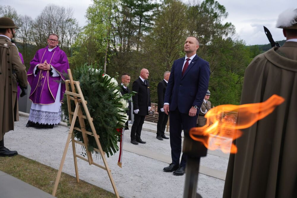 Ceremonia pogrzebowa szczątków żołnierzy NSZ zgrupowania kpt. Henryka Flamego „Bartka” i otwarcie Cmentarza Wojennego – Kamesznica, 7 maja 2026. Fot. Dariusz Skrzyniarz (IPN)