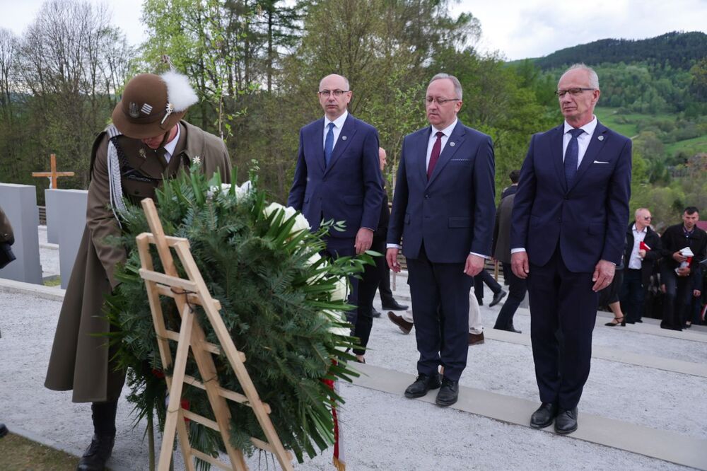 Ceremonia pogrzebowa szczątków żołnierzy NSZ zgrupowania kpt. Henryka Flamego „Bartka” i otwarcie Cmentarza Wojennego – Kamesznica, 7 maja 2026. Fot. Dariusz Skrzyniarz (IPN)