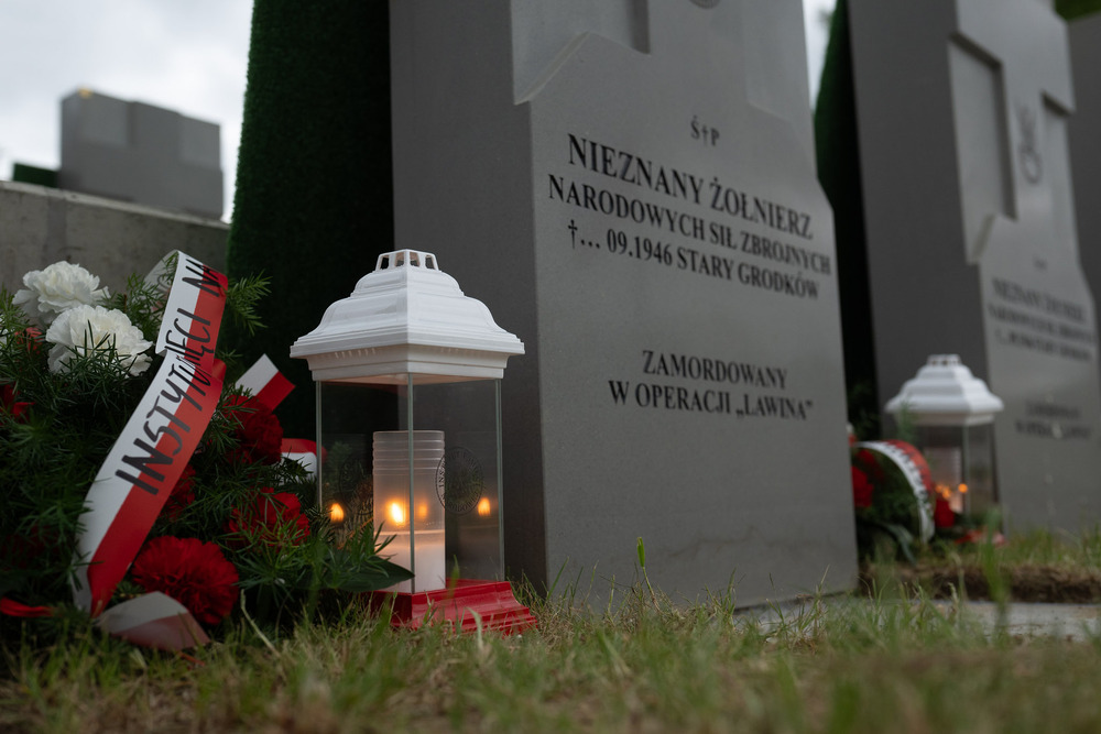 Ceremonia pogrzebowa szczątków żołnierzy NSZ zgrupowania kpt. Henryka Flamego „Bartka” i otwarcie Cmentarza Wojennego – Kamesznica, 7 maja 2026. Fot. Krzysztof Łojko (IPN)