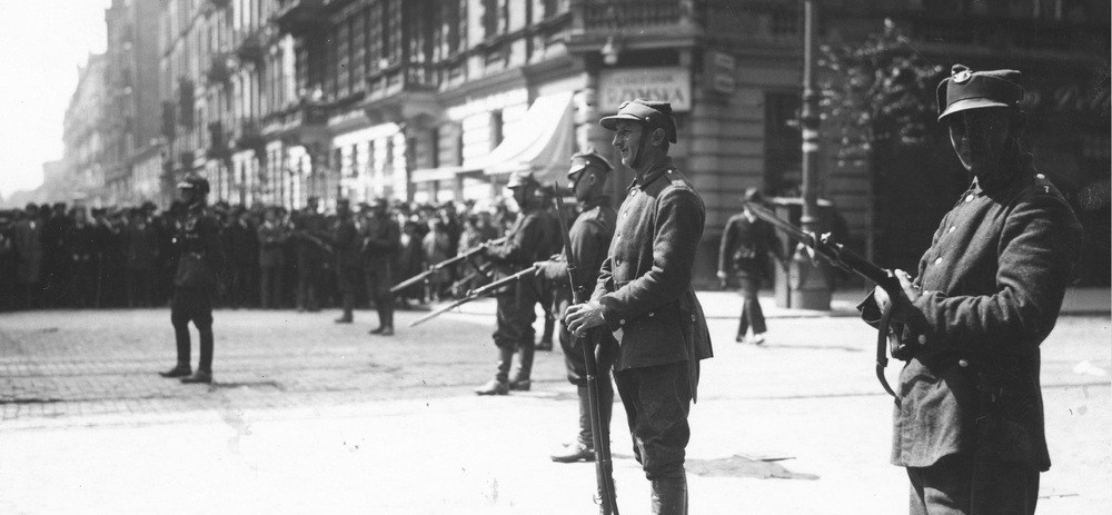 Posterunek wojskowy na rogu ulic Marszałkowskiej i Nowogrodzkiej w Warszawie, 12 maja 1926 r. (fot. z zasobu NAC)