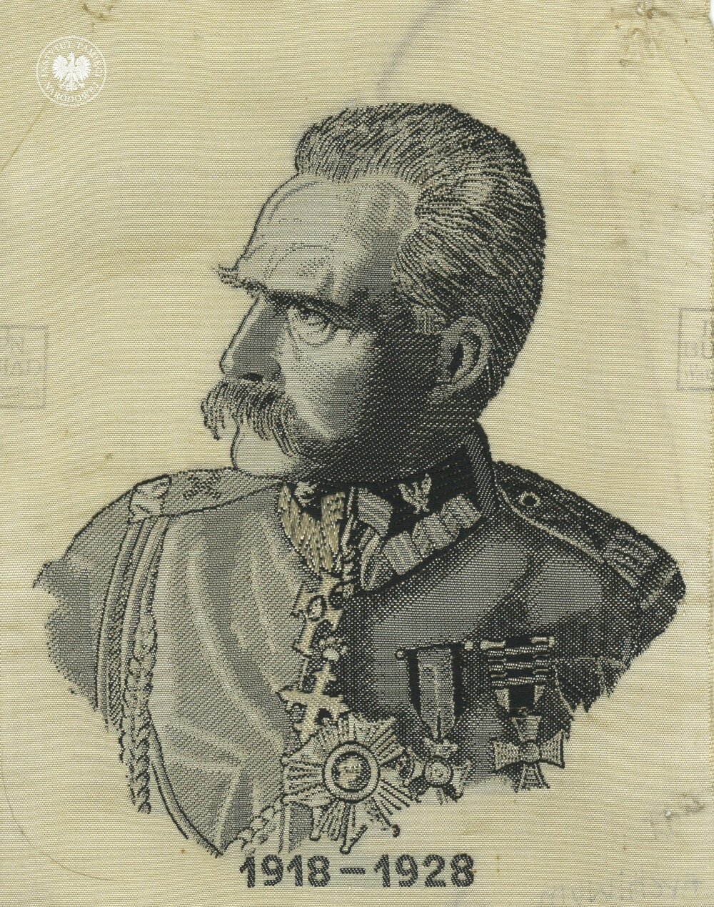 Portret marszałka Józefa Piłsudskiego haftowany nićmi na jedwabiu (fot. z zasobu IPN)