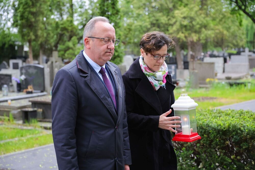 W jedną ziemię wsiąkła krew nasza... – rocznica przewrotu majowego – Warszawa, 12 maja 2026. Na zdj. od lewej dr hab. Karol Polejowski, Adrianna Garnik. Fot. Dariusz Skrzyniarz (IPN)