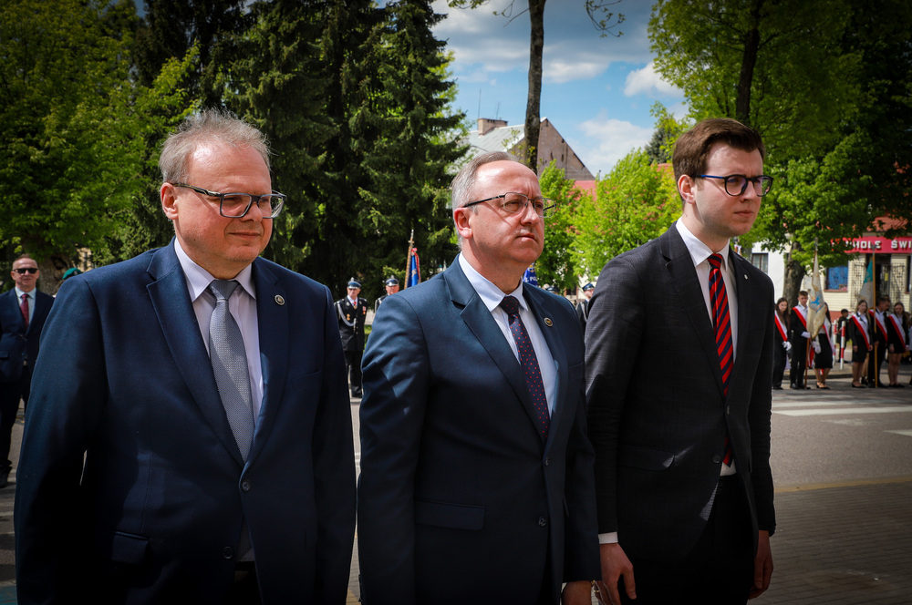 W Szczuczynie upamiętniliśmy Władysława Czarneckiego. Na zdj. od lewej: dyrektor oddziału IPN w Białymstoku dr hab. Krzysztof Sychowicz, zastępca prezesa IPN dr hab. Karol Polejowski i wiceprzewodniczący Rady Młodzieży przy Prezydencie RP Piotr Wasilewski – 15 maja 2026. Fot. Paula Prudziłowicz (IPN)