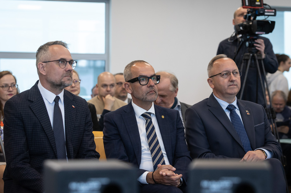 Ogólnopolska konferencja naukowa „Walka 5. Wileńskiej Brygady AK na Pomorzu na tle dziejów powojennego pomorskiego podziemia niepodległościowego”. Na zdj. od lewej: dyrektor gdańskiego IPN dr Marek Szymaniak, rektor Uniwersytetu Gdańskiego prof. dr hab. Piotr Stepnowski i zastępca prezesa IPN dr hab. Karol Polejowski – Gdańsk, 21 maja 2026. Fot. Roman Jocher