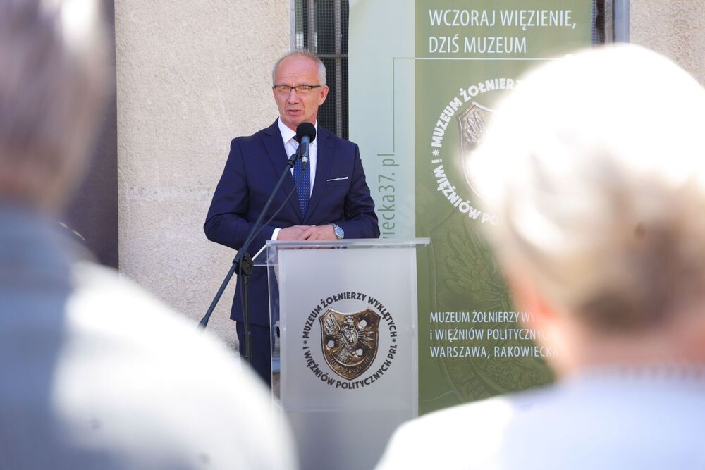 Oddaliśmy hołd Witoldowi Pileckiemu – znicze pamięci w 78. rocznicę śmierci rotmistrza – Warszawa, 25 maja 2026. Na zdj. zastępca prezesa IPN dr hab. Krzysztof Szwagrzyk. Fot. Dariusz Skrzyniarz (IPN)