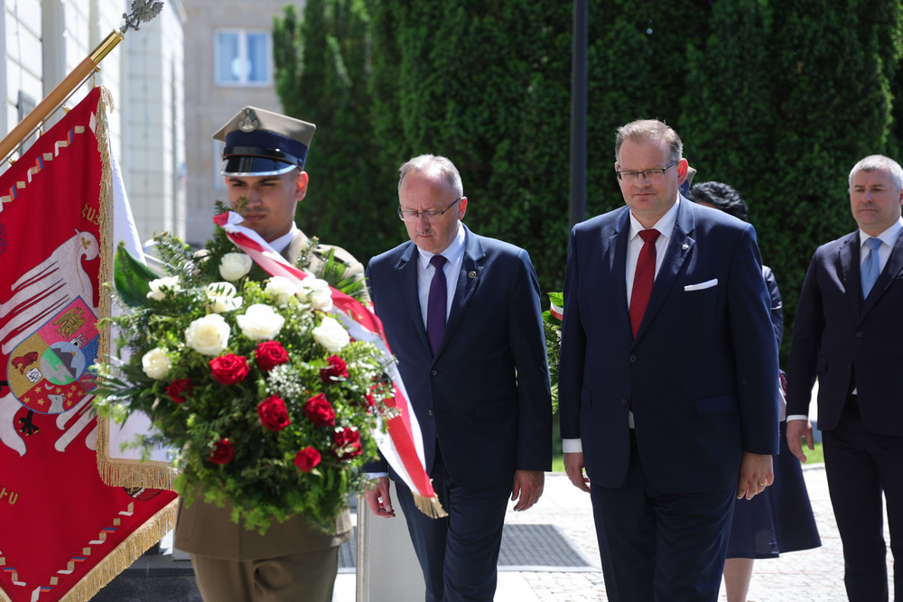 W Warszawie upamiętniliśmy Jadwigę Zarugiewiczową. Na zdj. od lewej: zastępca prezesa IPN dr hab. Karol Polejowski i doradca Prezydenta RP Jan Józef Kasprzyk – 26 maja 2026. Fot. Dariusz Skrzyniarz (IPN)