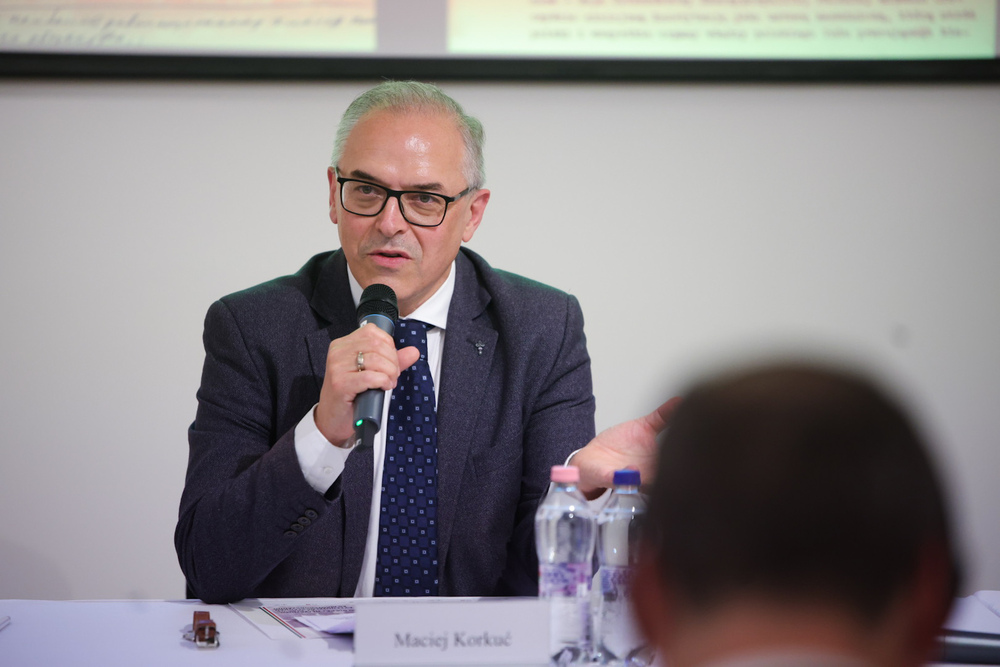 Konferencja „Dwie drogi rewolucji. Rok 1956 w Polsce i na Węgrzech”. Na zdj. dr Maciej Korkuć, naczelnik OBUWiM w Krakowie – Budapeszt, 28-29 maja 2026. Fot. Dariusz Skrzyniarz (IPN)
