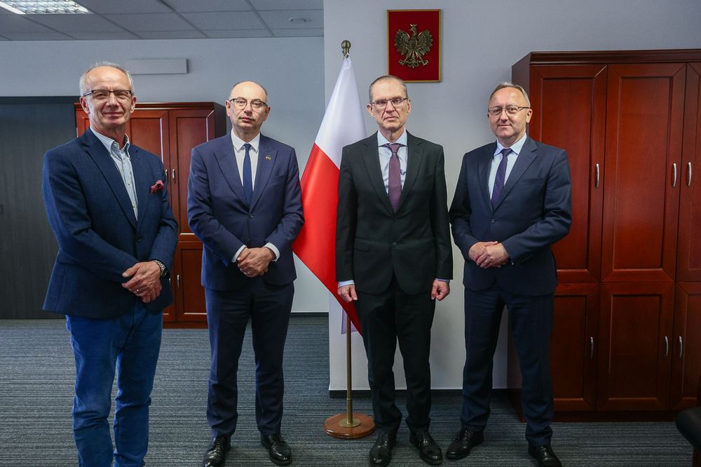 Wizyta Andrzeja Poczobuta w Instytucie Pamięci Narodowej. Stoją od lewej: dr hab. Krzysztof Szwagrzyk, dr Mateusz Szpytma, Andrzej Poczobut, dr hab. Karol Polejowski. Fot. Sławek Kasper (IPN)