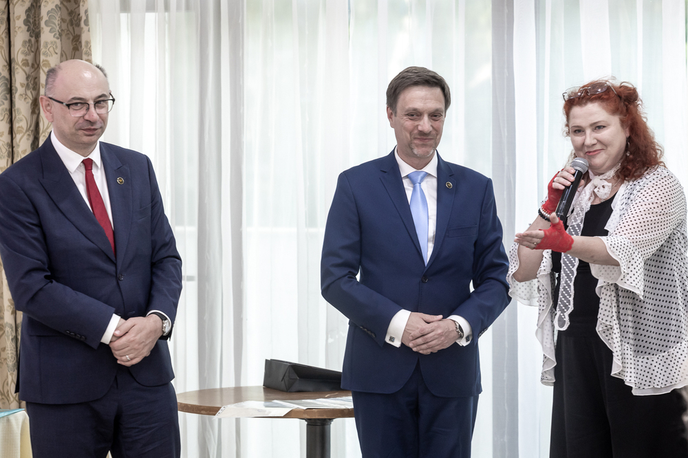 Gala „Zasłużeni Polacy dla Kazachstanu”, Astana, 30.05.2026. Od lewej: zastępca prezesa IPN dr Mateusz Szpytma, zastępca dyrektora Archiwum IPN dr Mariusz Żuławnik i prezes Związku Polaków w Kazachstanie – Katarzyna Ostrowska. Fot. Sławek Kasper (IPN)