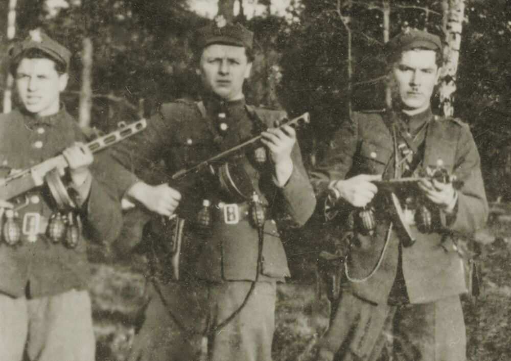 „Plon” (pierwszy z prawej) i jego podkomendni, Podlasie 1948 r. (fot. z zasobu IPN)