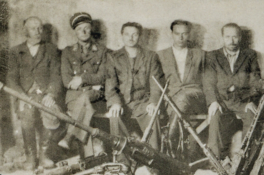 Broń NZW odnaleziona przez funkcjonariuszy WUBP w rejonie Brzyskiej Woli. Na fotografii od lewej Józef Werfel, Tadeusz Gryblewski, Piotr Woźniak, Franciszek Przysiężniak, Ludwik Więcław (fot. z zasobu IPN)
