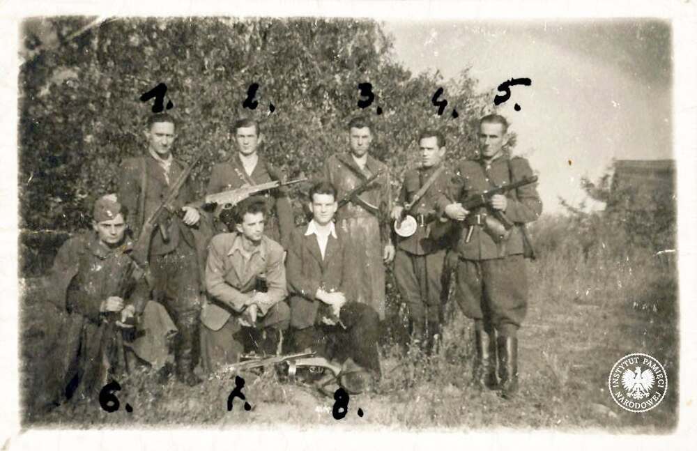 1 Patrol bojowy 11. Grupy Operacyjnej NSZ (NZW). Na zdjęciu znajdują się: Tadeusz Kosobudzki ps. „Czarny” (oznaczony cyfrą 1), Wiesław Purzycki ps. „Tyczka”, „Ojciec” (2), Wacław Michalski ps. „Kozak” (3), Kazimierz Dyksiński ps. „Kruczek” (4), Jan Malinowski ps. „Stryj” (5), Seweryn Oryl ps. „Kanciasty” (6), Władysław Kwiatkowski ps. „Jerzy” (7), Karol Rakoczy ps. „Karol”, „Bystry” (fot. z zasobu AIPN)