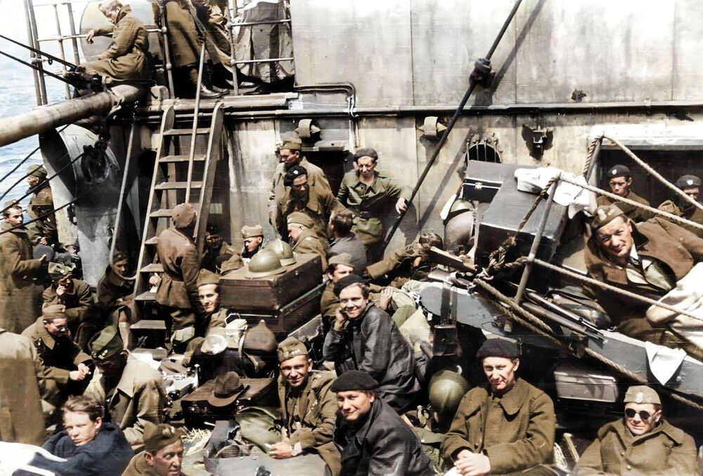 Polscy żołnierze na okręcie podczas ewakuacji do Wielkiej Brytanii, czerwiec 1940 r. (fot. Stowarzyszenie Weteranów Armii Polskiej, AIPN)