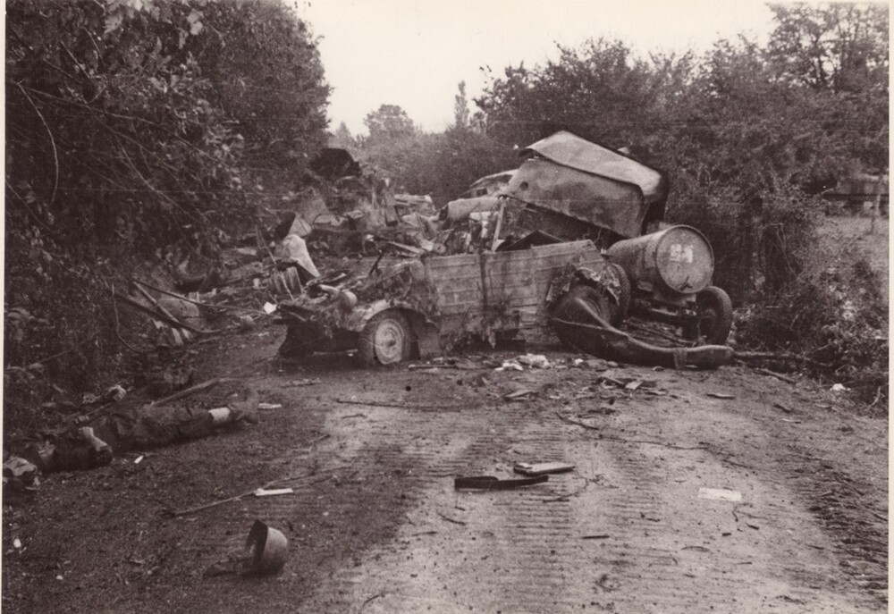 Na drodze w korytarzu śmierci po bitwie pod Falaise, Francja, 1944 r. (fot. AIPN)
