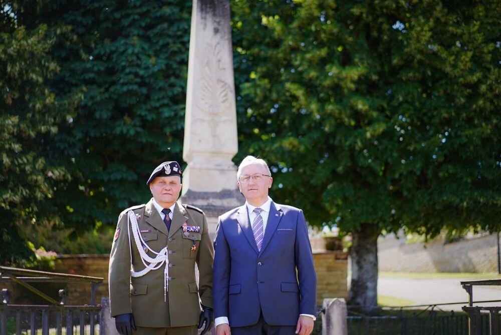 W hołdzie Polakom – obrońcom Francji 1940 r. – Molesme, 13 czerwca 2026. Na zdj. od lewej dowódca 10. Brygady Kawalerii Pancernej gen. bryg. Mirosław Downar oraz zastępca prezesa IPN dr hab. Karol Polejowski. Fot. Mateusz Niegowski (IPN)