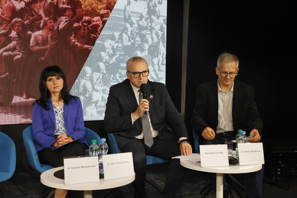 Konferencja naukowa „Radom, Ursus, Płock… Protesty robotnicze w czerwcu 1976 r. – spojrzenie po półwieczu” – Warszawa, 16 czerwca 2026. Na zdj. od lewej dr hab. Cecylia Kuta, Marcin Krzysztofik, dr Tadeusz Ruzikowski. Fot. Piotr Życieński (IPN)